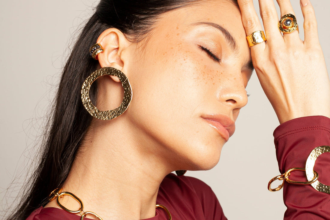 Qué regalar a una mujer que ya lo tiene todo: 8 joyas con significado