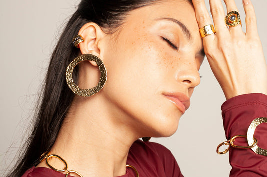 Qué regalar a una mujer que ya lo tiene todo: 8 joyas con significado