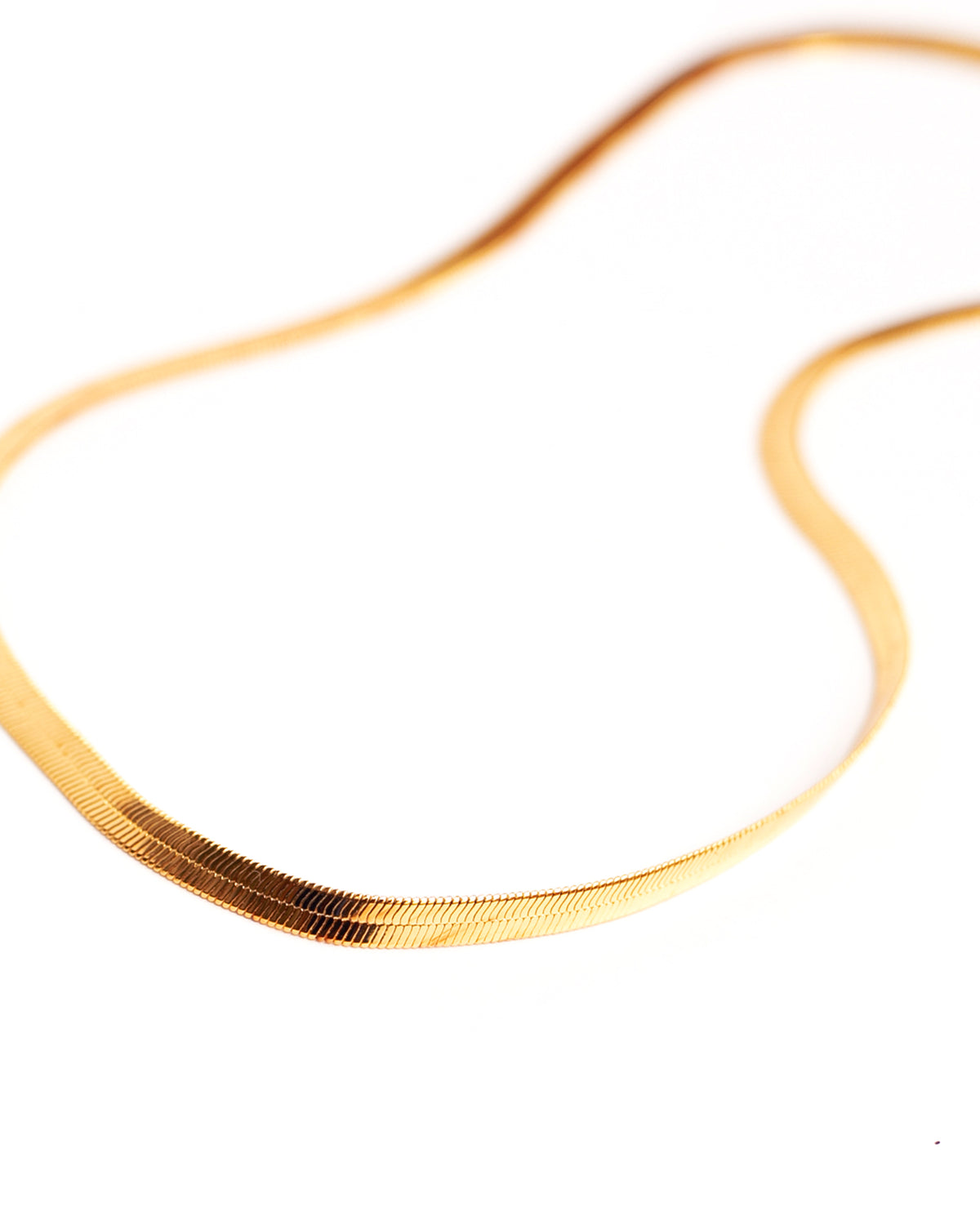 Collar Violeta de Ferozza en acero dorado, cadena minimalista para uso diario — vista 4
