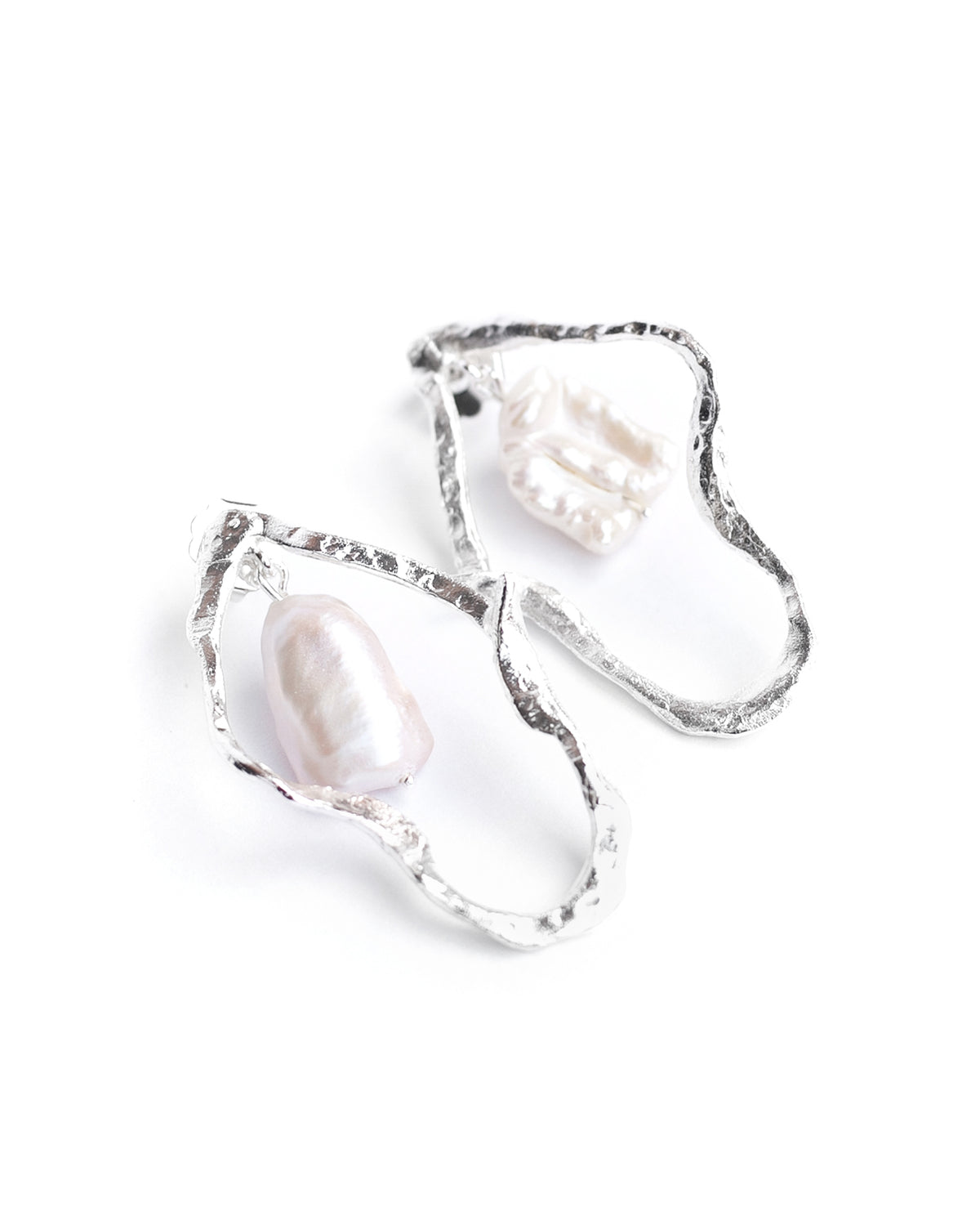 Aretes Orquídea de Ferozza en bronce con baño de oro 24k y perla natural, de forma orgánica — vista 8