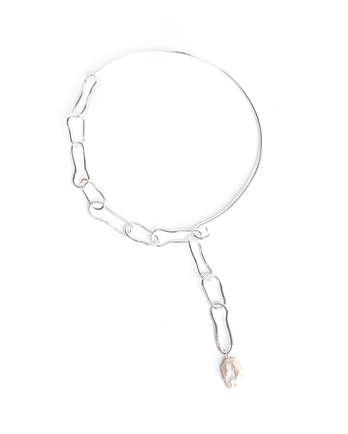 Collar Dalia de Ferozza en bronce con baño de oro 24k y perla natural, de dije alargado — vista 8