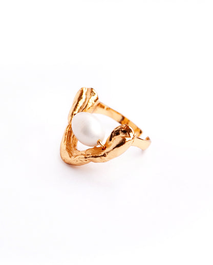 Anillo Aralia de Ferozza en bronce con baño de oro 24k y perla natural, de talla ajustable — vista 4