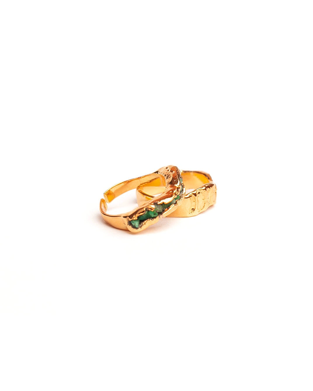 Set Anillos Cobra de Ferozza: dos anillos con esmeralda en bruto y baño de oro 24k — vista 4