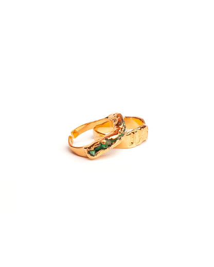 Set Anillos Cobra de Ferozza: dos anillos con esmeralda en bruto y baño de oro 24k — vista 4