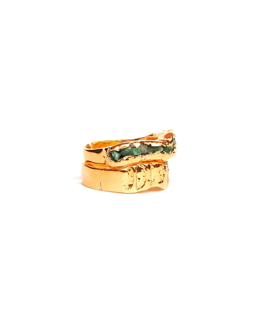 Set Anillos Cobra de Ferozza: dos anillos con esmeralda en bruto y baño de oro 24k — vista 8