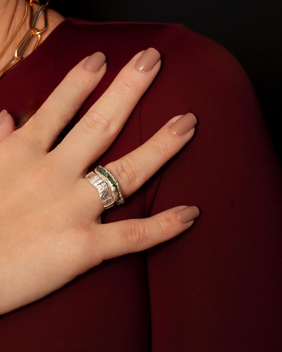Set Anillos Cobra de Ferozza: dos anillos con esmeralda en bruto y baño de oro 24k — vista 3