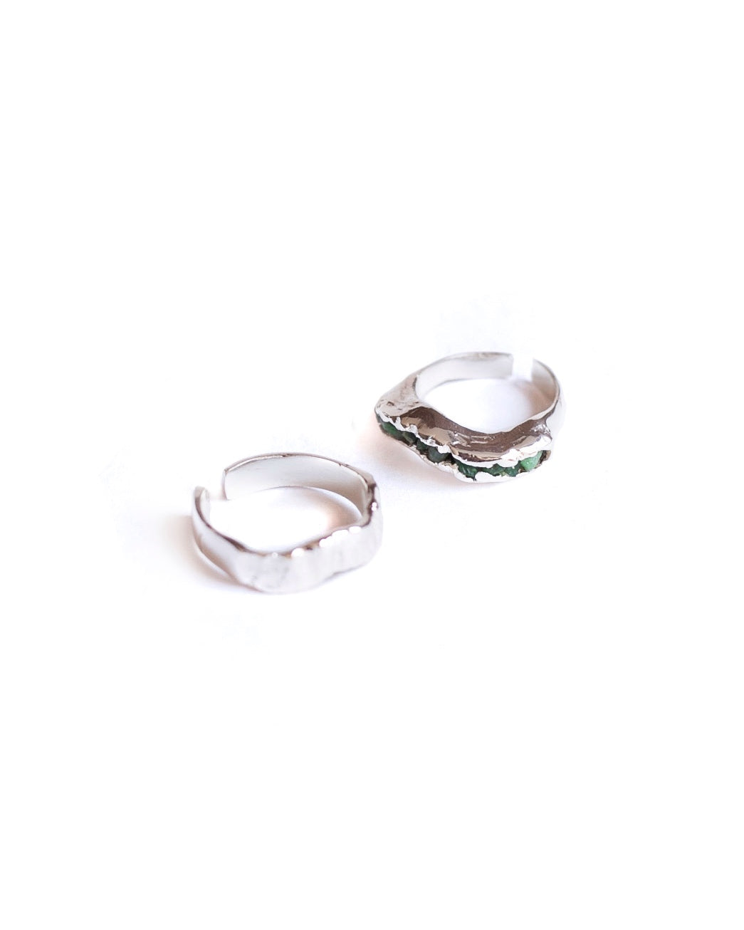 Set Anillos Cobra de Ferozza: dos anillos con esmeralda en bruto y baño de oro 24k — vista 6