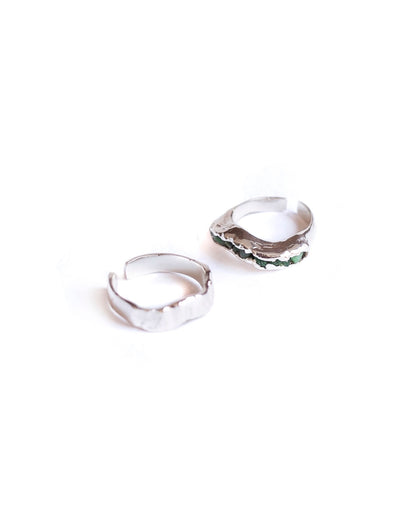 Set Anillos Cobra de Ferozza: dos anillos con esmeralda en bruto y baño de oro 24k — vista 6