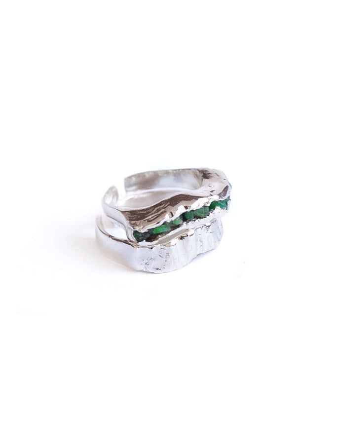 Set Anillos Cobra de Ferozza: dos anillos con esmeralda en bruto y baño de oro 24k — vista 2