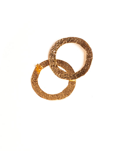 Aretes Bruma de Ferozza en bronce con baño de oro 24k, de superficie texturizada — vista 8