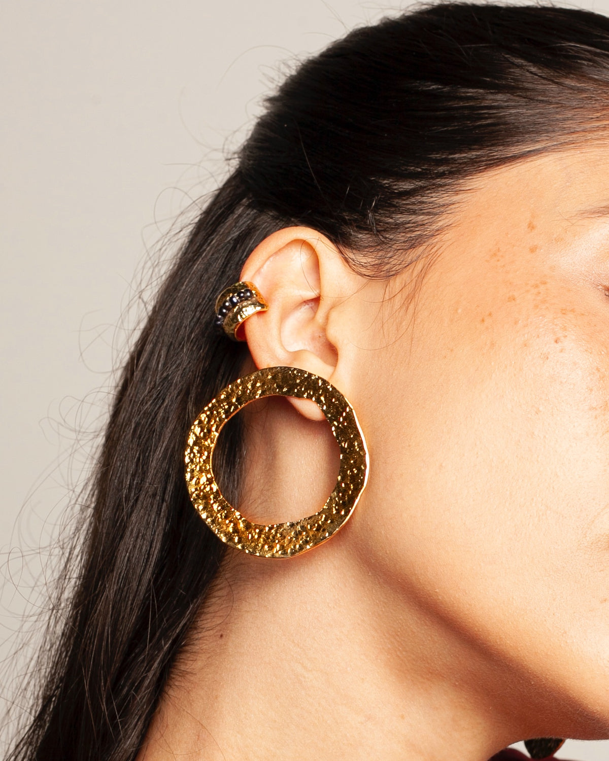 Aretes Bruma de Ferozza en bronce con baño de oro 24k, de superficie texturizada