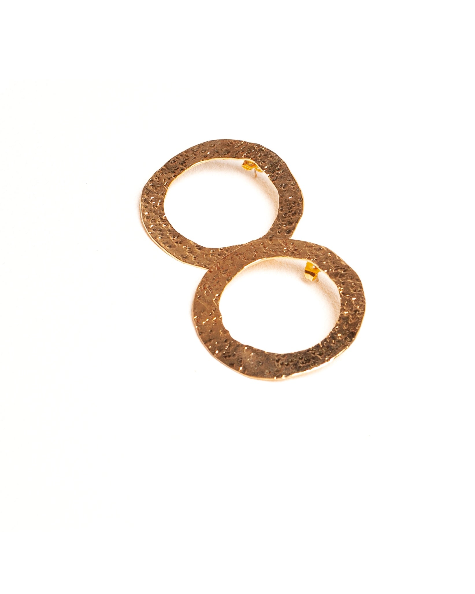 Aretes Bruma de Ferozza en bronce con baño de oro 24k, de superficie texturizada — vista 4