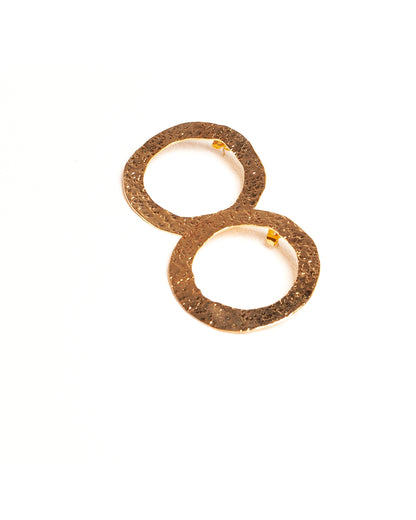 Aretes Bruma de Ferozza en bronce con baño de oro 24k, de superficie texturizada — vista 4