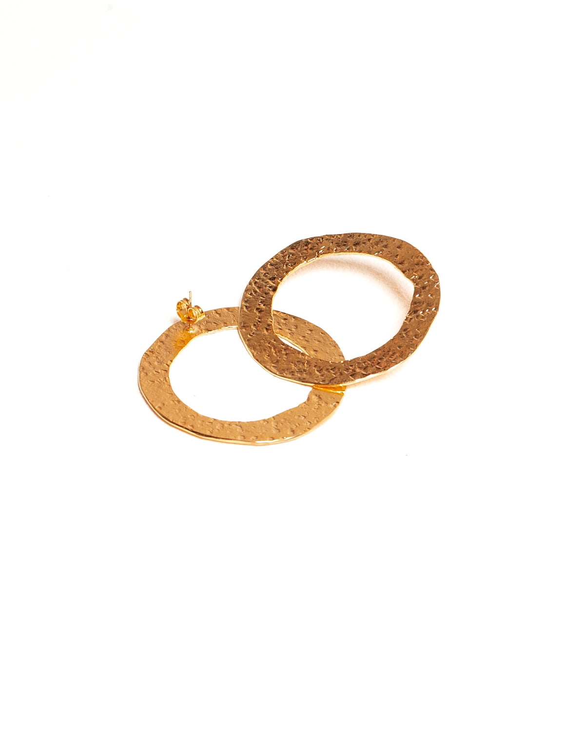 Aretes Bruma de Ferozza en bronce con baño de oro 24k, de superficie texturizada — vista 10