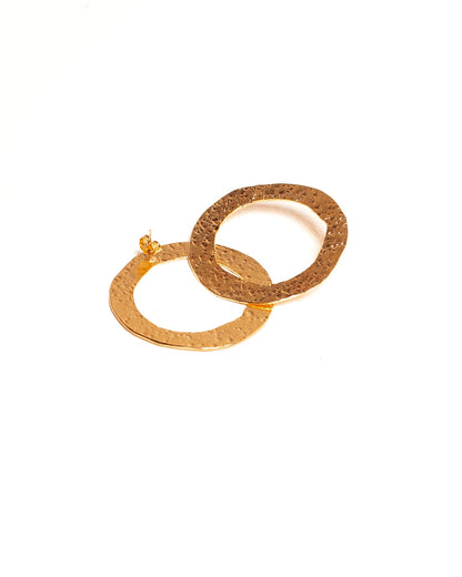 Aretes Bruma de Ferozza en bronce con baño de oro 24k, de superficie texturizada — vista 10