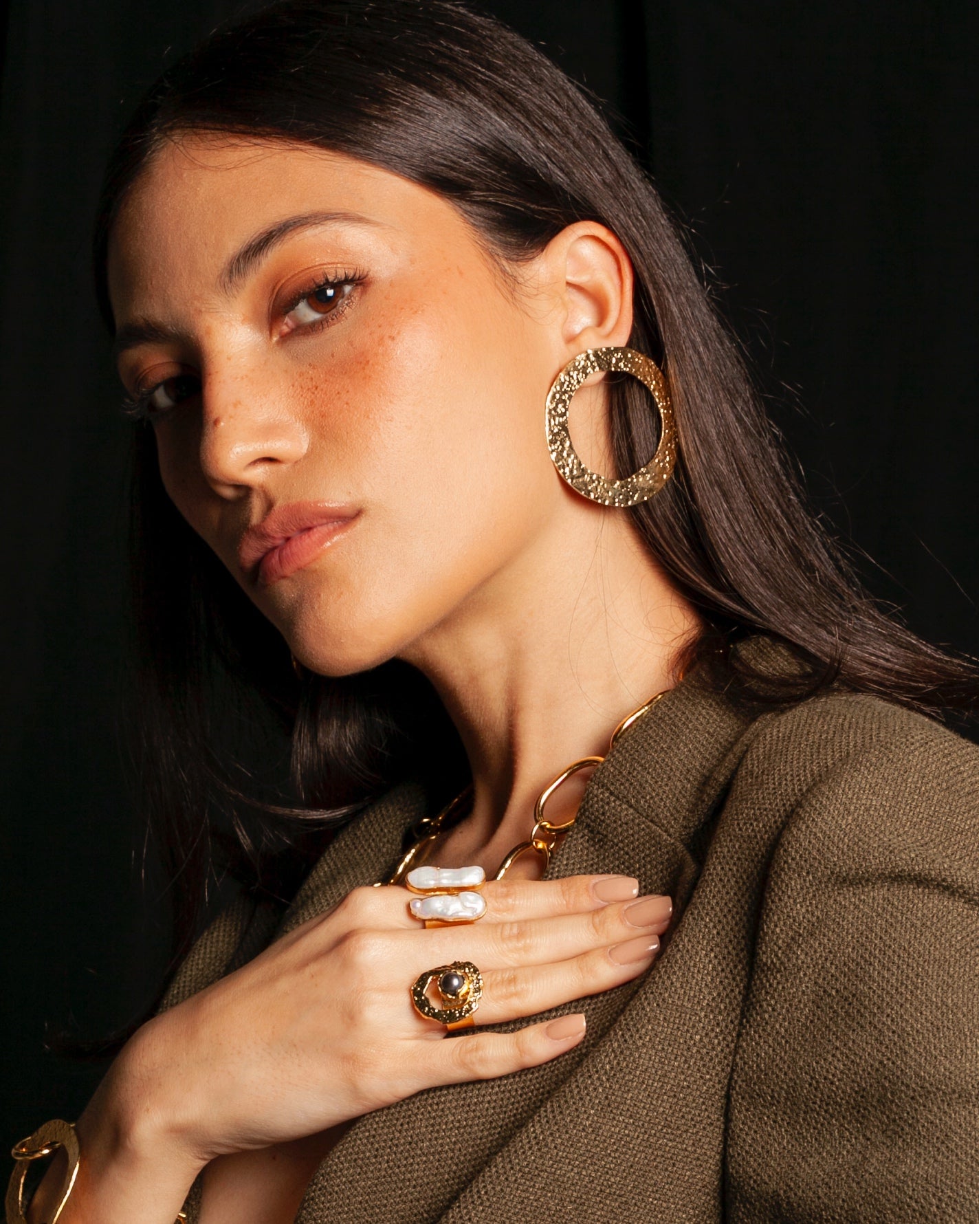 Aretes Bruma de Ferozza en bronce con baño de oro 24k, de superficie texturizada — vista 9