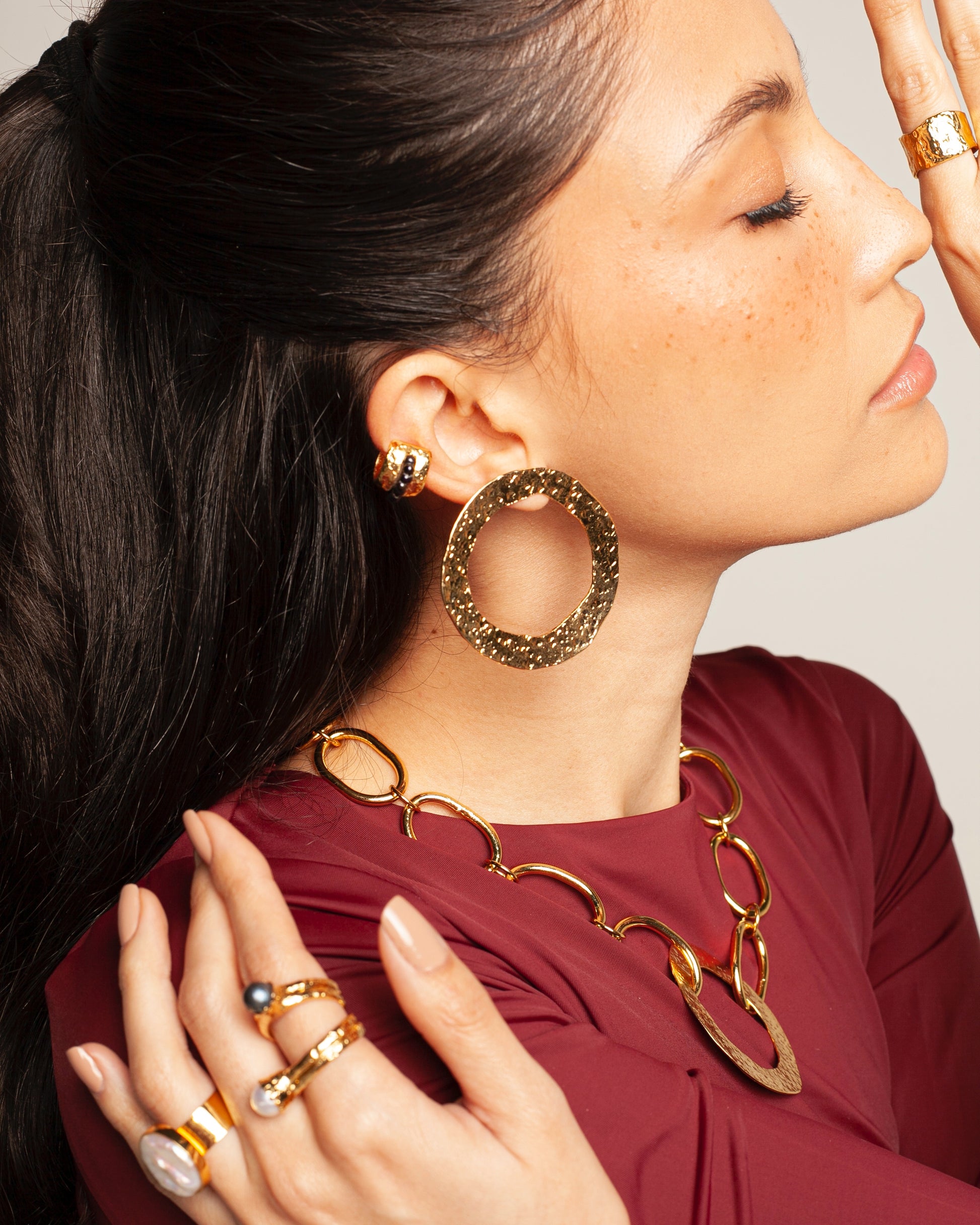 Aretes Bruma de Ferozza en bronce con baño de oro 24k, de superficie texturizada — vista 5