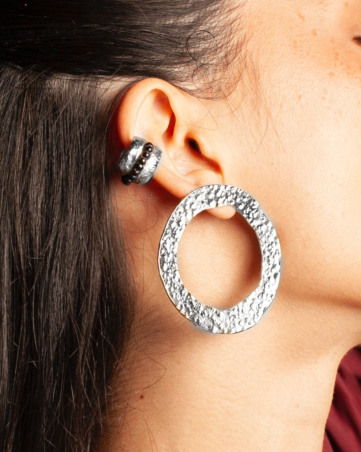 Aretes Bruma de Ferozza en bronce con baño de oro 24k, de superficie texturizada — vista 3
