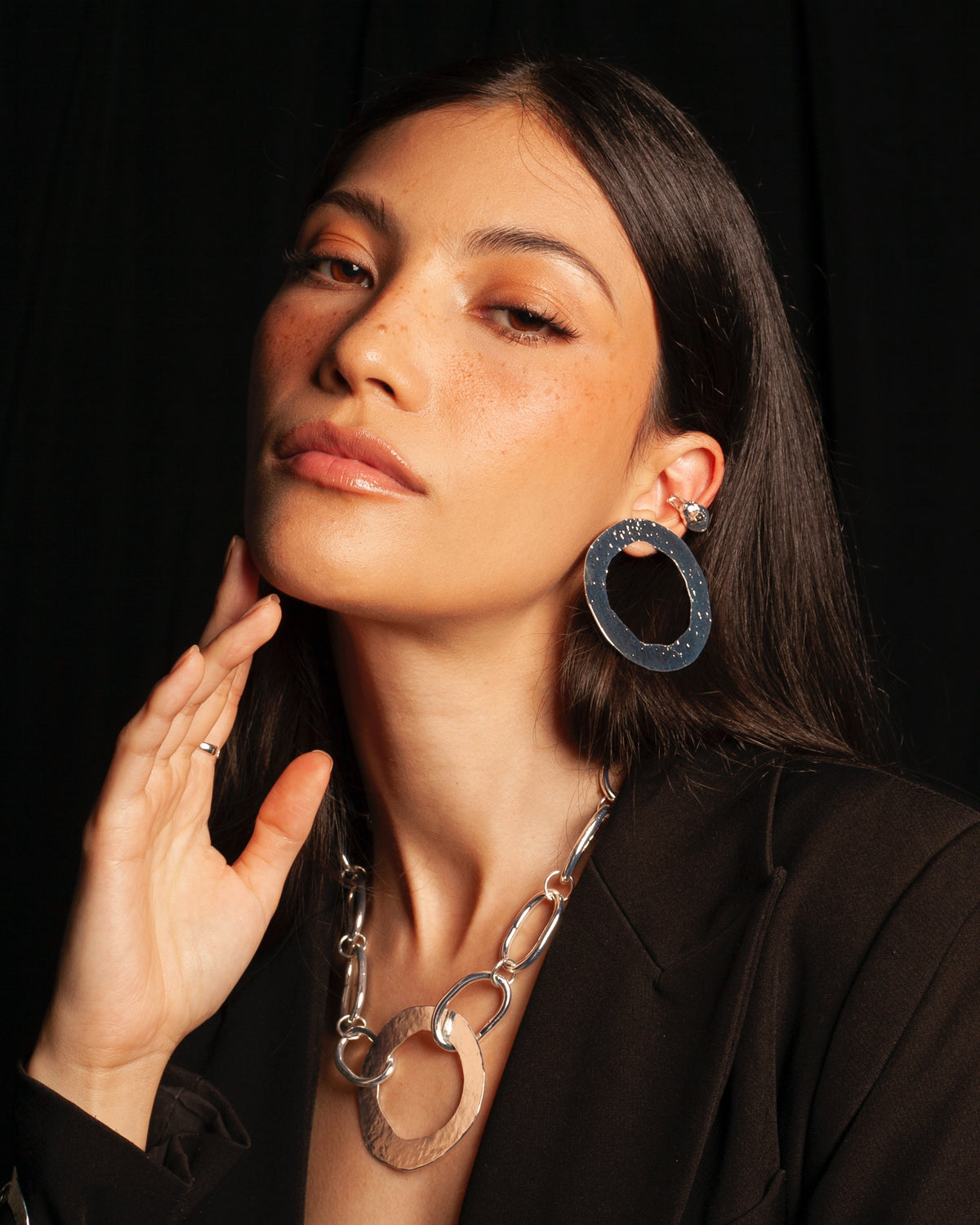 Aretes Bruma de Ferozza en bronce con baño de oro 24k, de superficie texturizada — vista 7