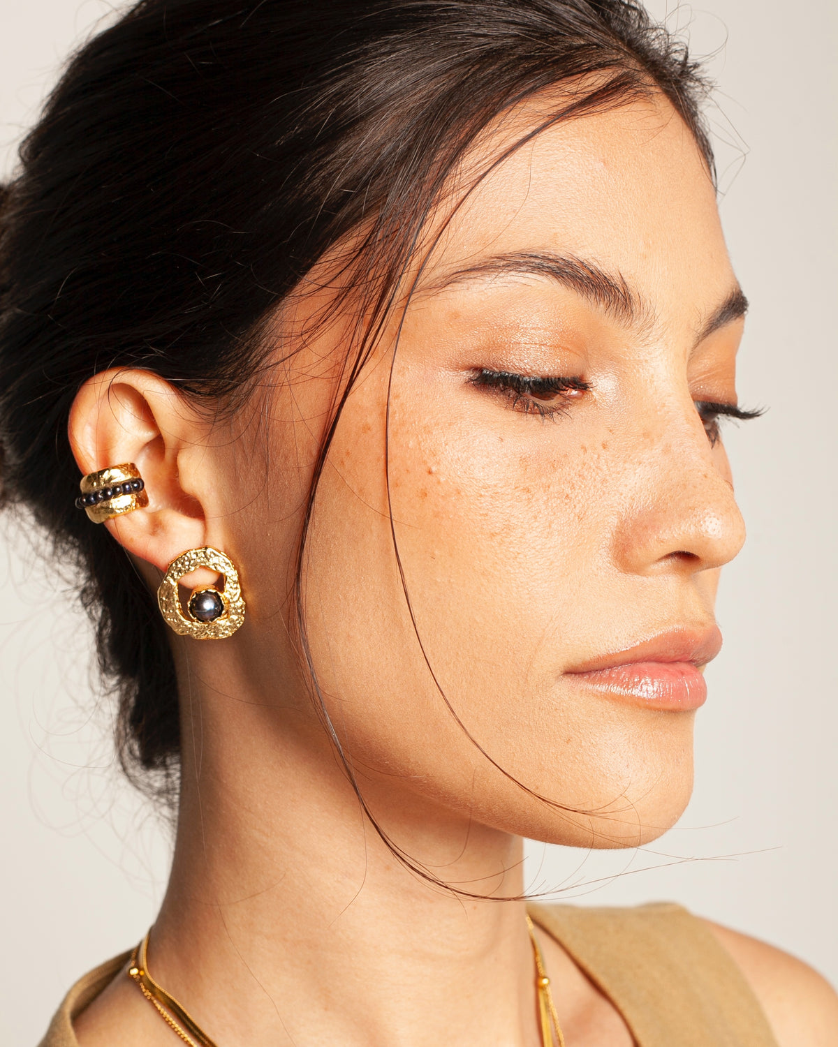 Aretes Lunara de Ferozza en bronce con baño de oro 24k y piedra natural — vista 5