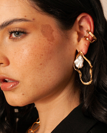 Aretes Orquídea de Ferozza en bronce con baño de oro 24k y perla natural, de forma orgánica — vista 9