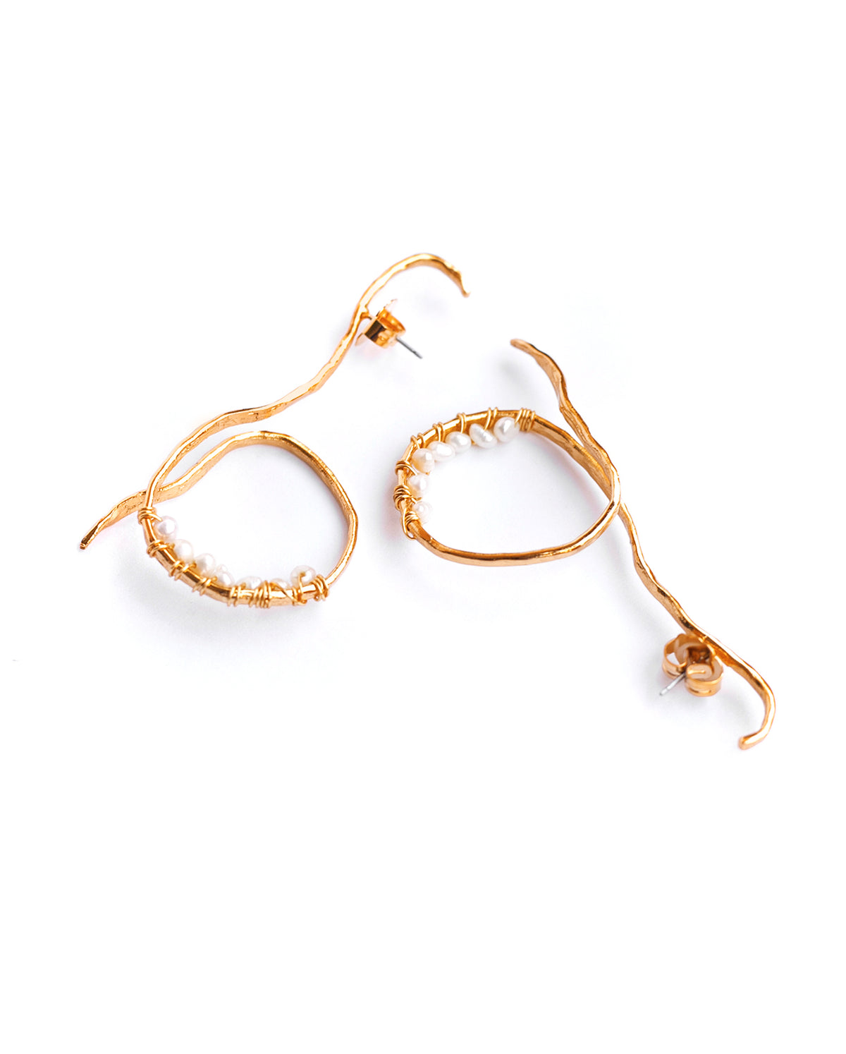 Aretes Perlitas de Ferozza en bronce con baño de oro 24k y perlas naturales, delicados — vista 6