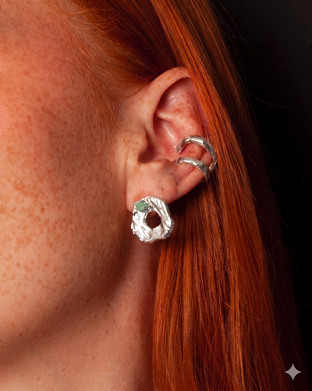 Aretes Malawi de Ferozza con esmeralda colombiana en bruto sobre bronce con baño de oro 24k — vista 3