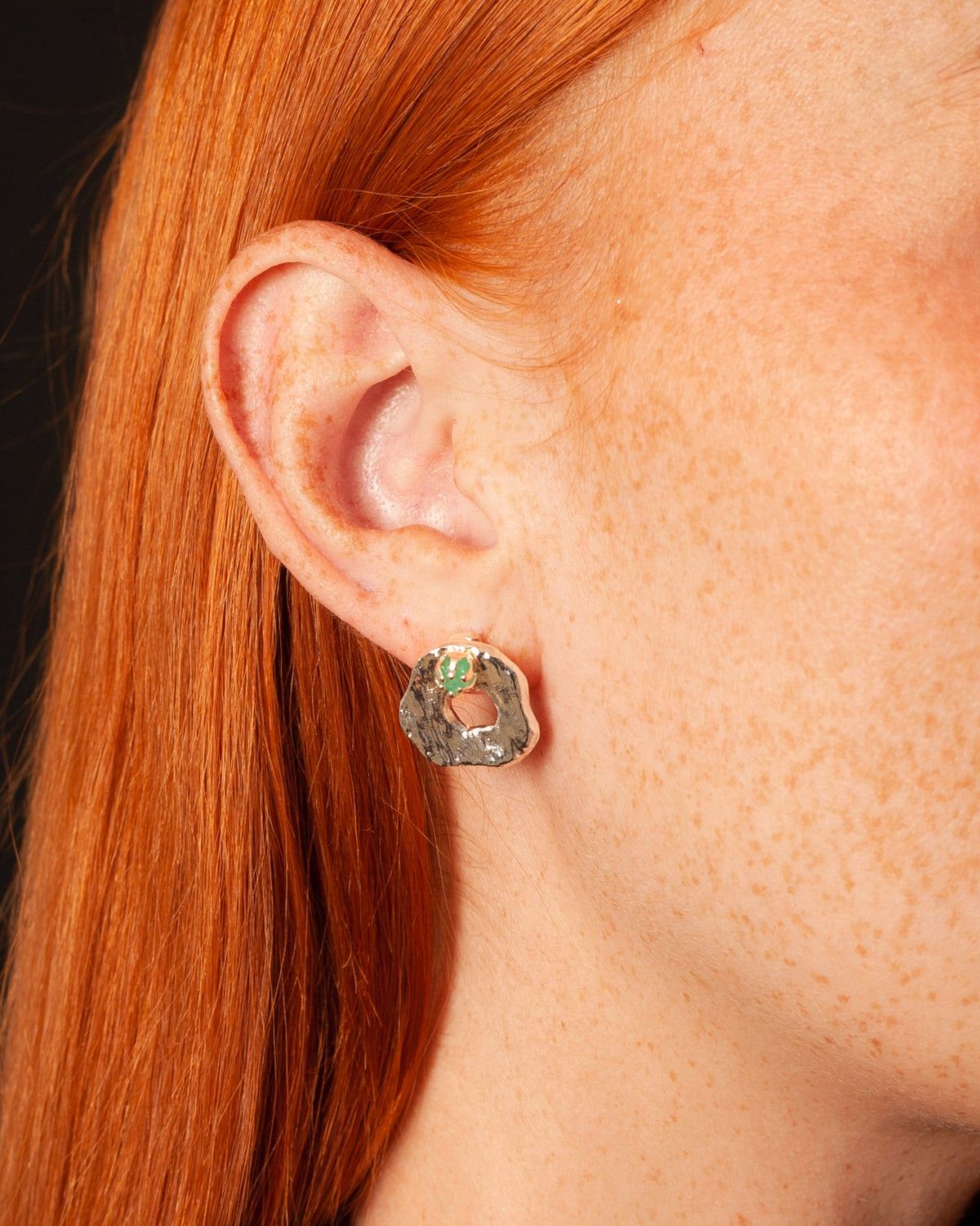 Aretes Malawi de Ferozza con esmeralda colombiana en bruto sobre bronce con baño de oro 24k — vista 7