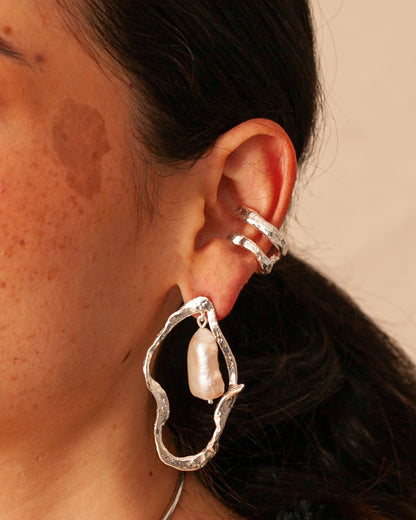 Aretes Orquídea de Ferozza en bronce con baño de oro 24k y perla natural, de forma orgánica — vista 3