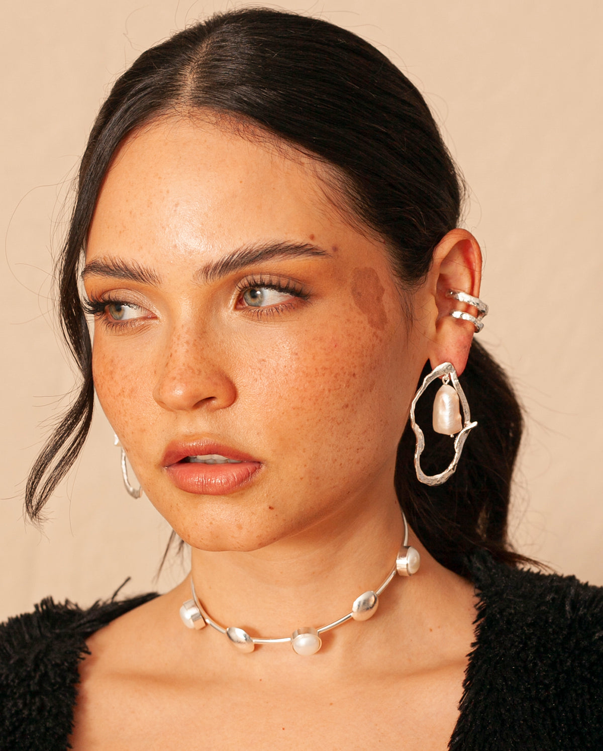 Aretes Orquídea de Ferozza en bronce con baño de oro 24k y perla natural, de forma orgánica — vista 7