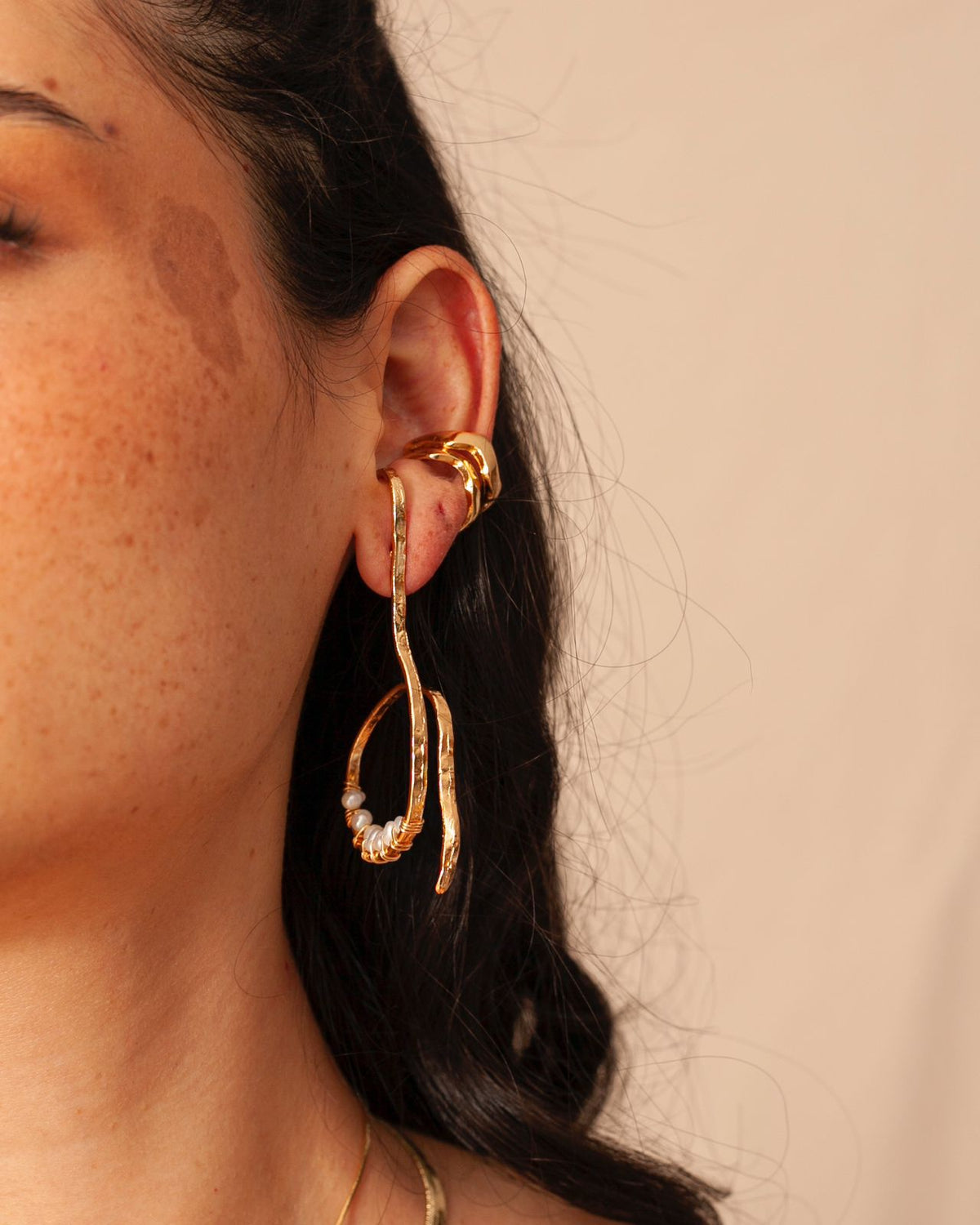 Aretes Perlitas de Ferozza en bronce con baño de oro 24k y perlas naturales, delicados