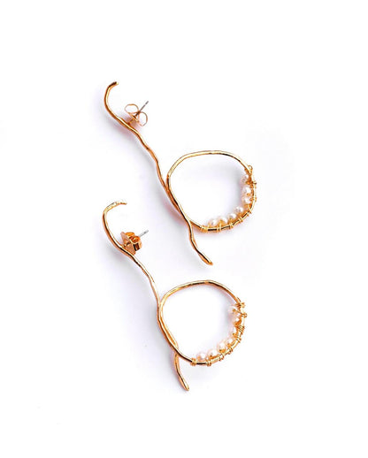 Aretes Perlitas de Ferozza en bronce con baño de oro 24k y perlas naturales, delicados — vista 4
