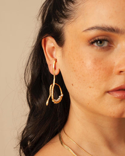 Aretes Perlitas de Ferozza en bronce con baño de oro 24k y perlas naturales, delicados — vista 5