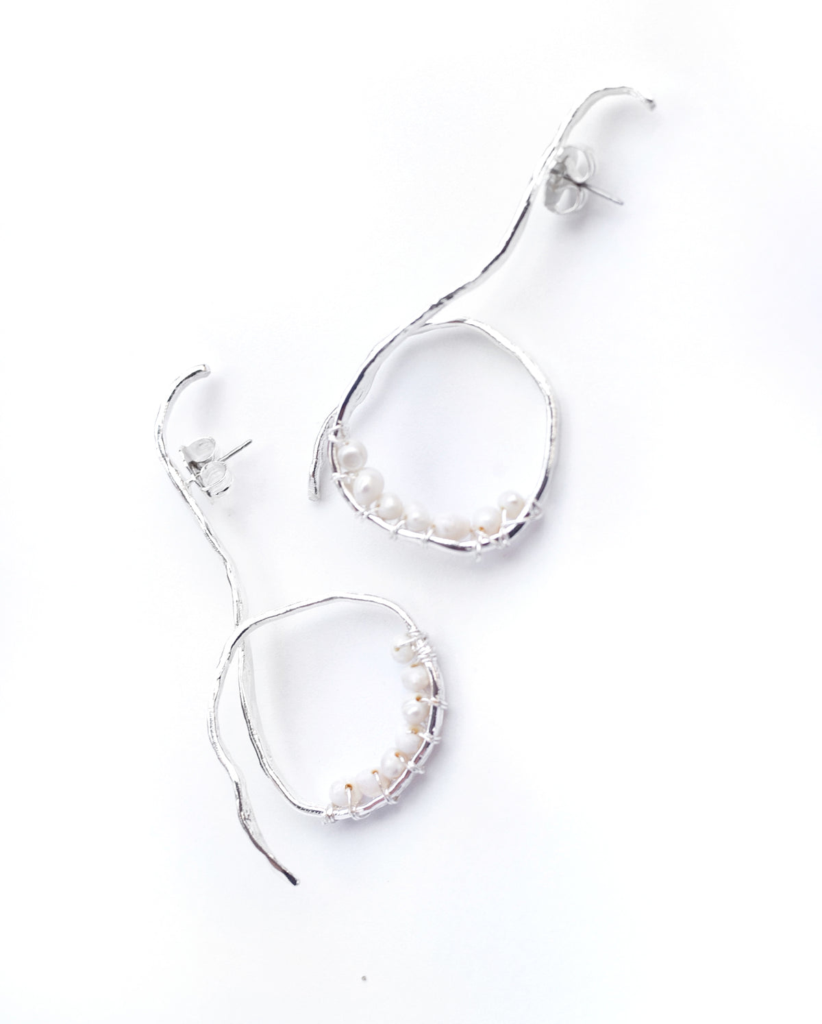 Aretes Perlitas de Ferozza en bronce con baño de oro 24k y perlas naturales, delicados — vista 2
