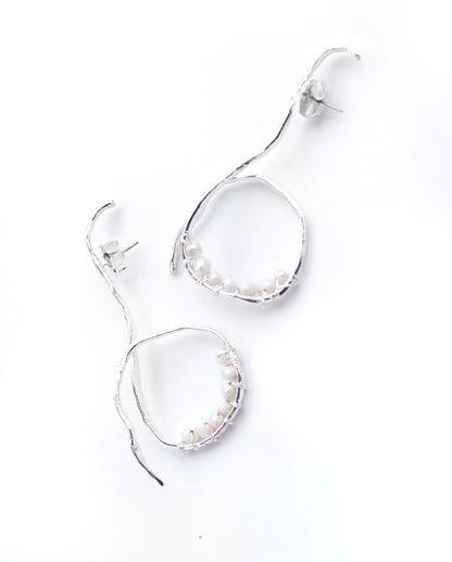 Aretes Perlitas de Ferozza en bronce con baño de oro 24k y perlas naturales, delicados — vista 2