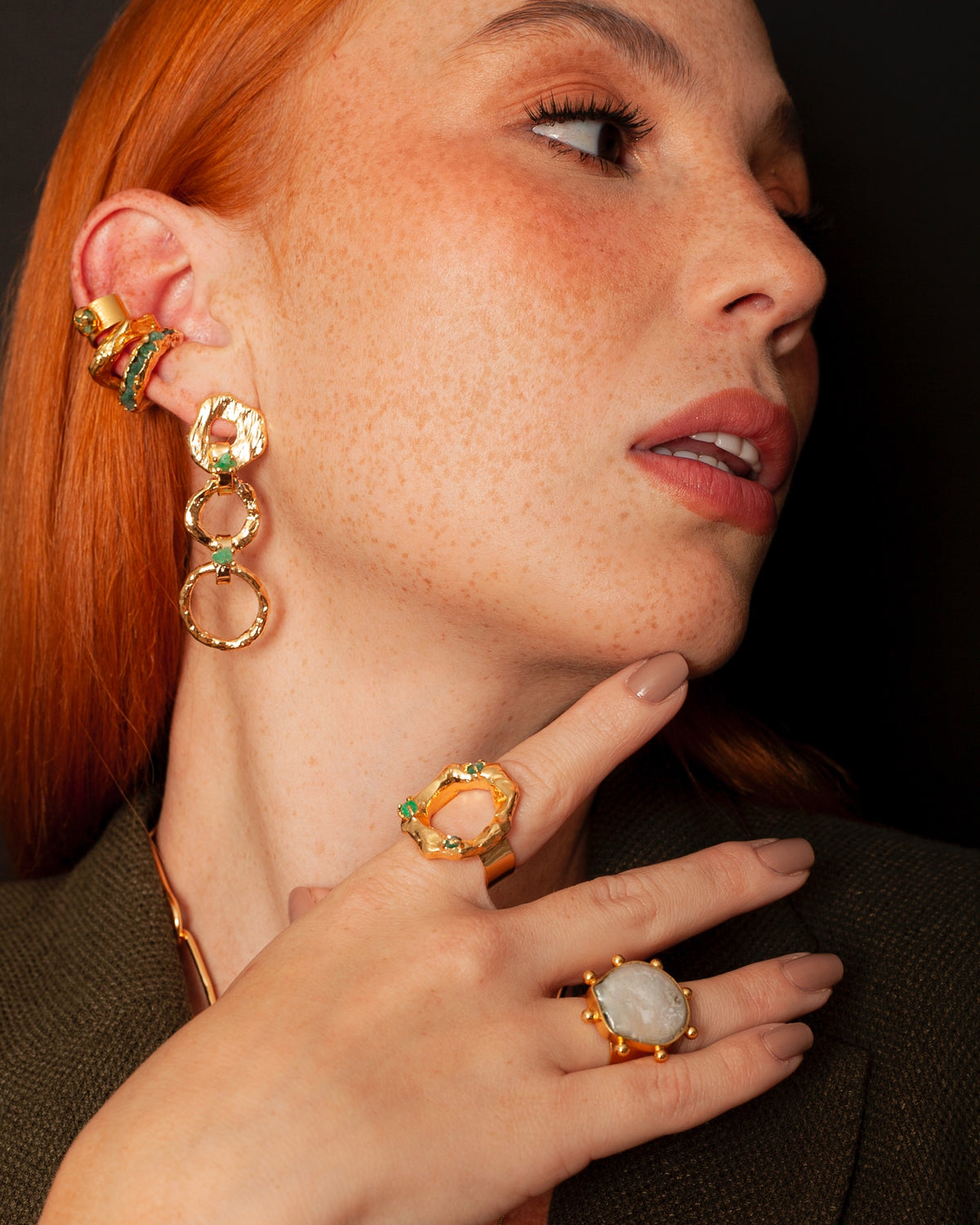 Aretes Teodora de Ferozza con esmeralda colombiana en bruto sobre bronce con baño de oro 24k — vista 5