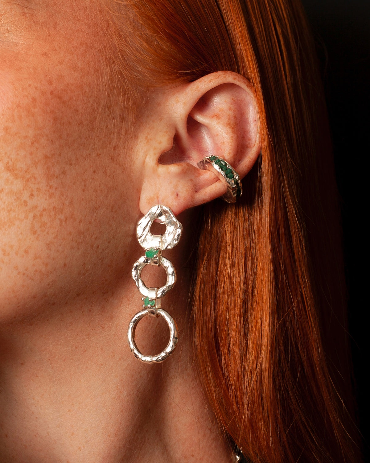 Aretes Teodora de Ferozza con esmeralda colombiana en bruto sobre bronce con baño de oro 24k — vista 3