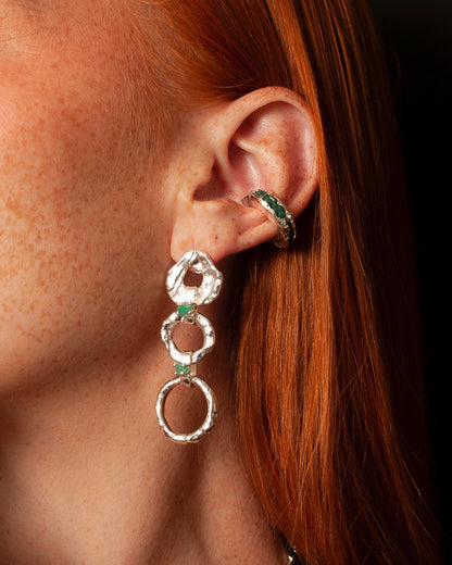 Aretes Teodora de Ferozza con esmeralda colombiana en bruto sobre bronce con baño de oro 24k — vista 3