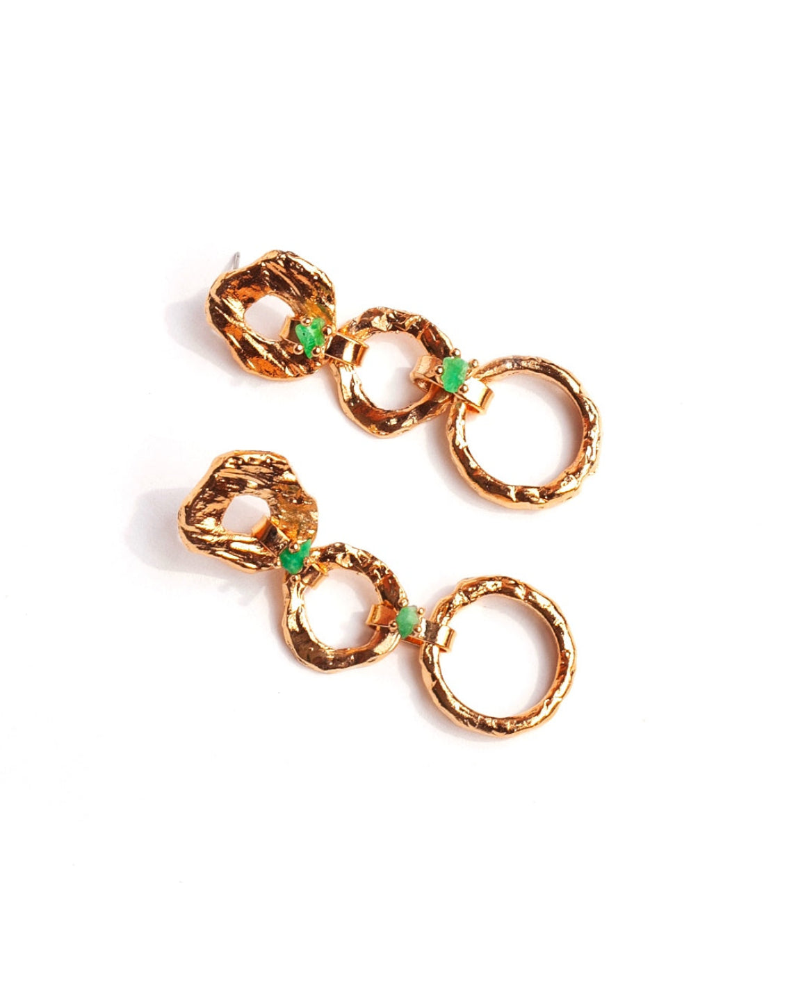 Aretes Teodora de Ferozza con esmeralda colombiana en bruto sobre bronce con baño de oro 24k — vista 4