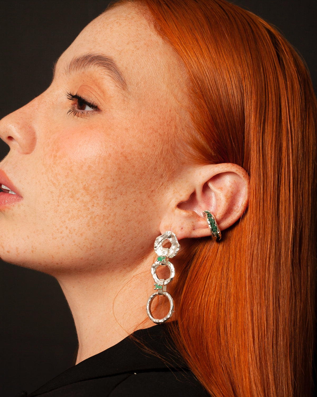 Aretes Teodora de Ferozza con esmeralda colombiana en bruto sobre bronce con baño de oro 24k — vista 7