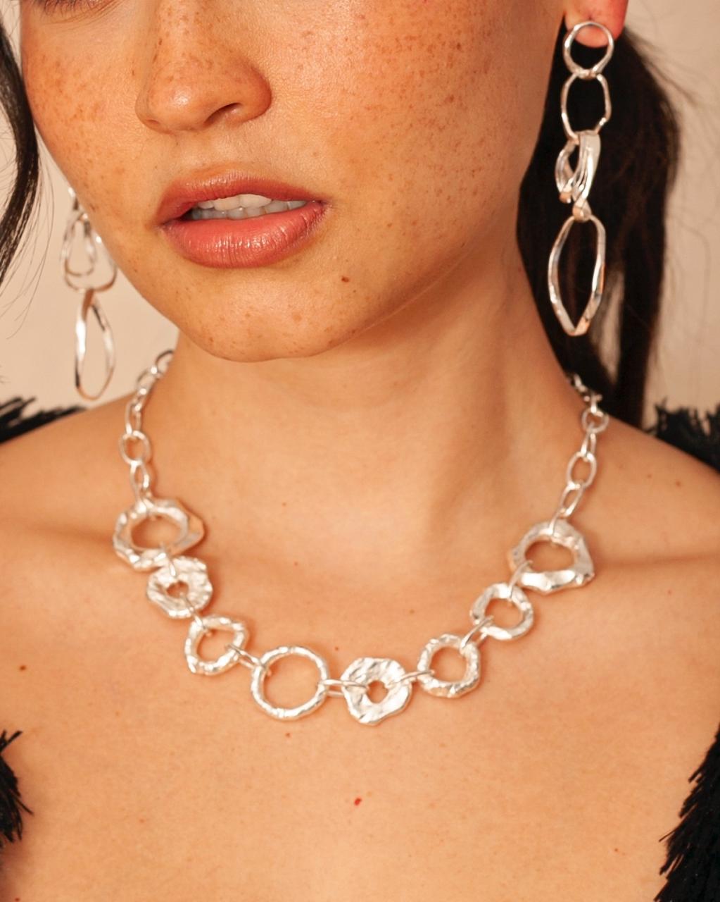 Collar Azalea de Ferozza en bronce con baño de oro 24k, de forma y textura orgánicas — vista 3