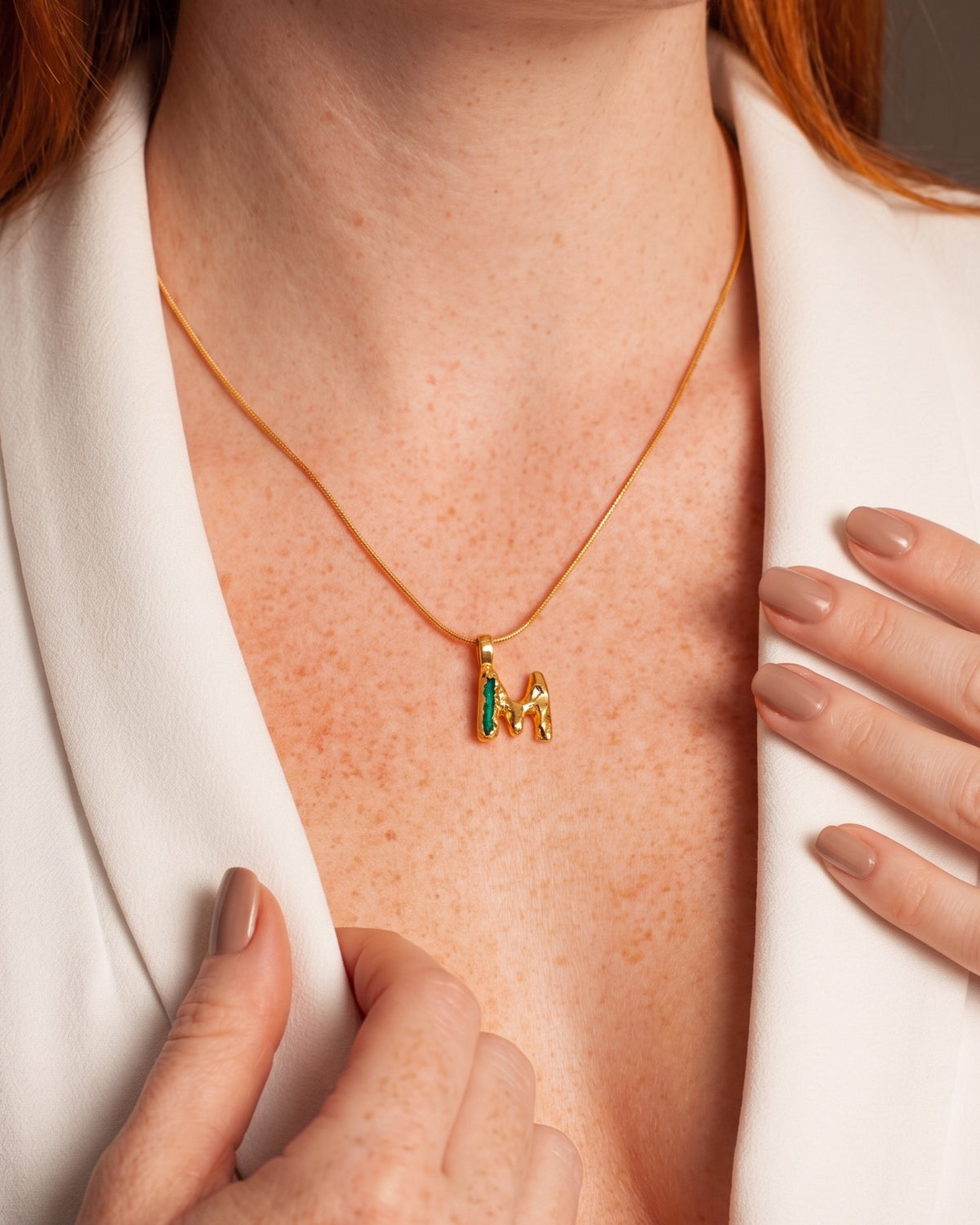 Cadena Iniciales Esmeralda de Ferozza, con la letra inicial y esmeralda sobre baño de oro 24k