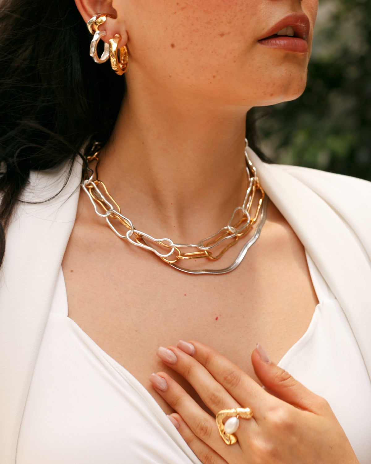 Collar Carlina de Ferozza en bronce con baño de oro 24k, moderno y ligero — vista 7