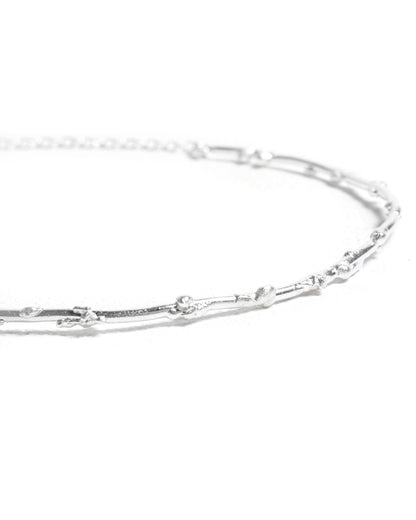 Collar Noira de Ferozza en bronce con baño de oro 24k, de diseño minimalista — vista 8
