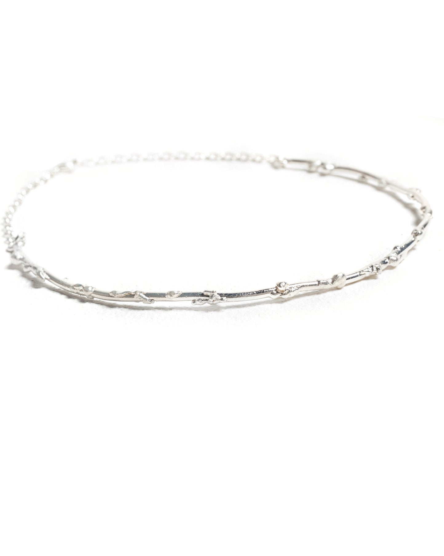 Collar Noira de Ferozza en bronce con baño de oro 24k, de diseño minimalista — vista 2