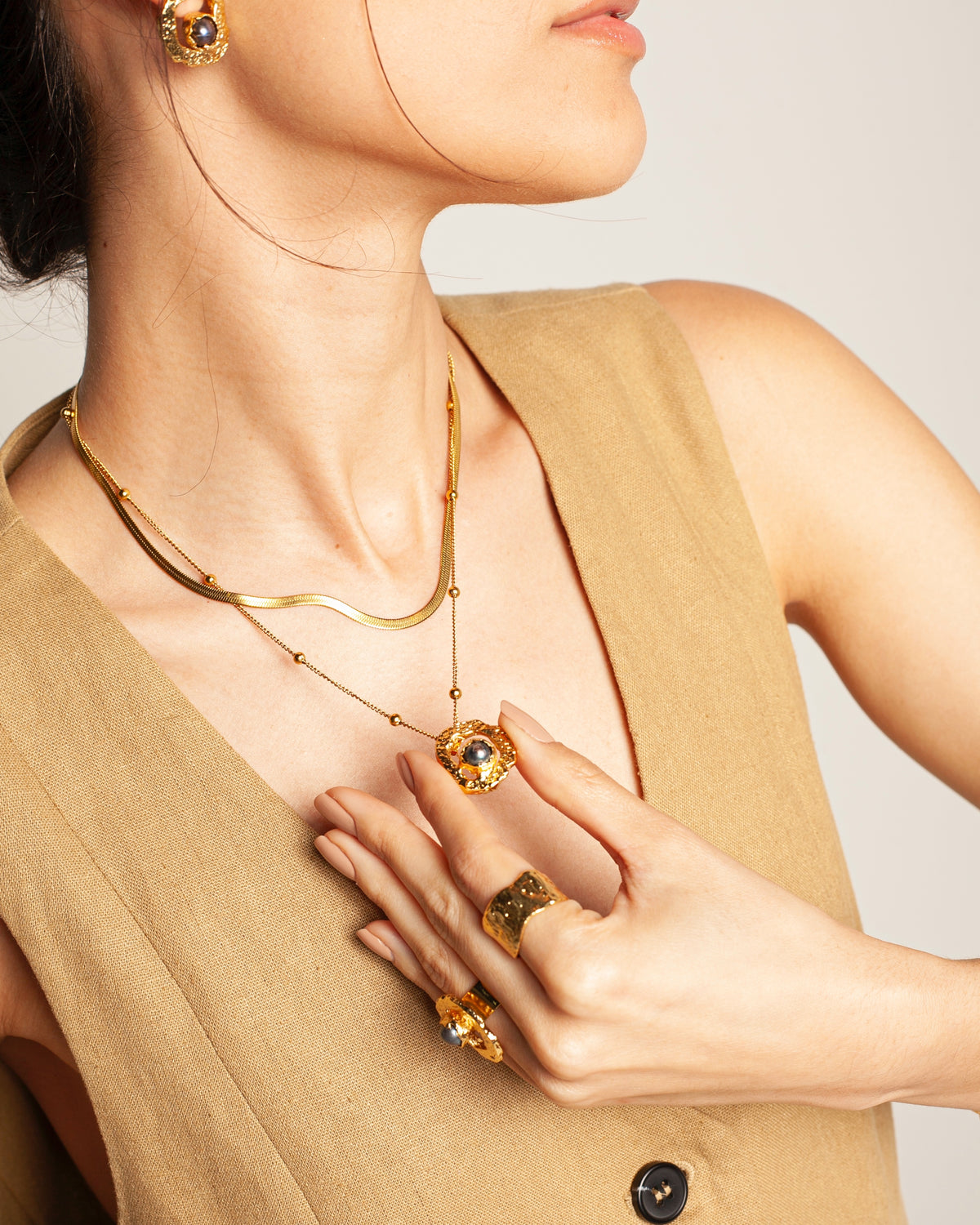 Collar Lunara de Ferozza en bronce con baño de oro 24k y perla natural — vista 5