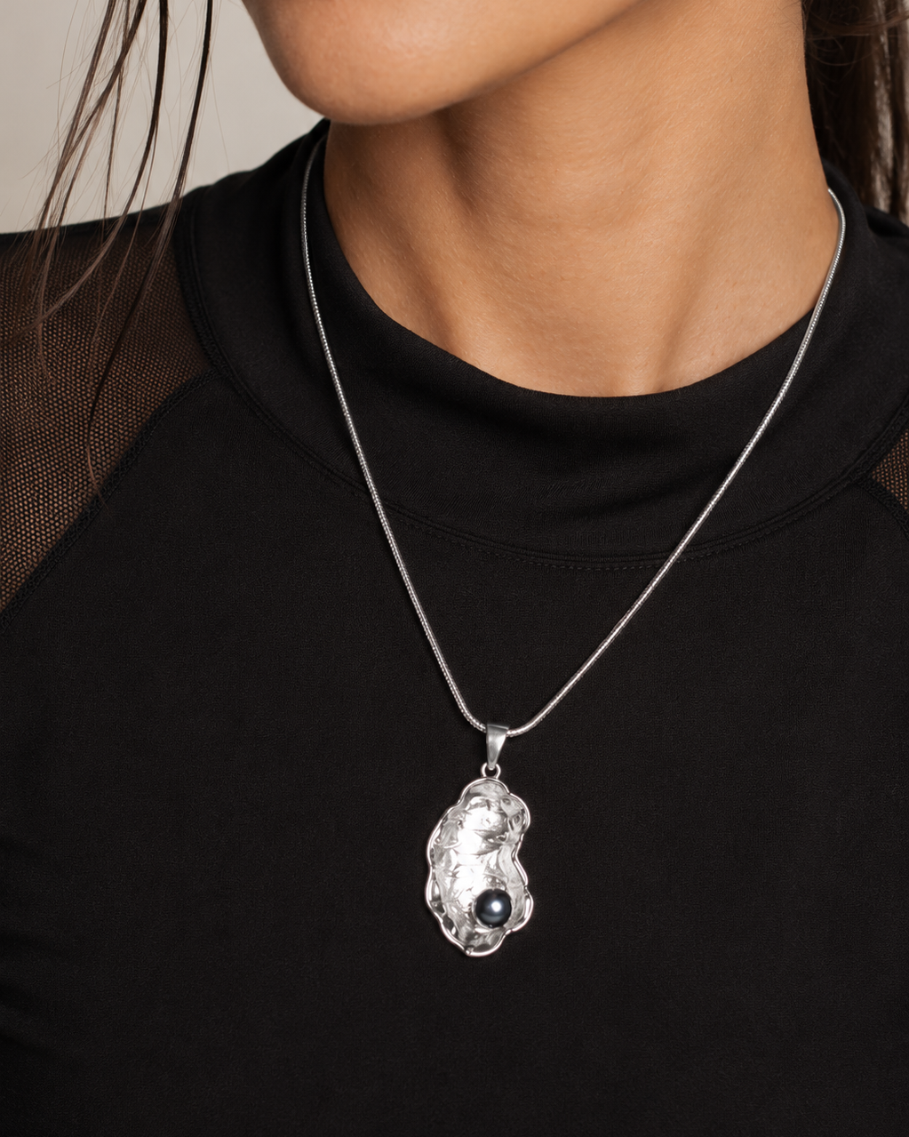 Collar Alma Negra de Ferozza, dije orgánico con perla negra natural — vista 3