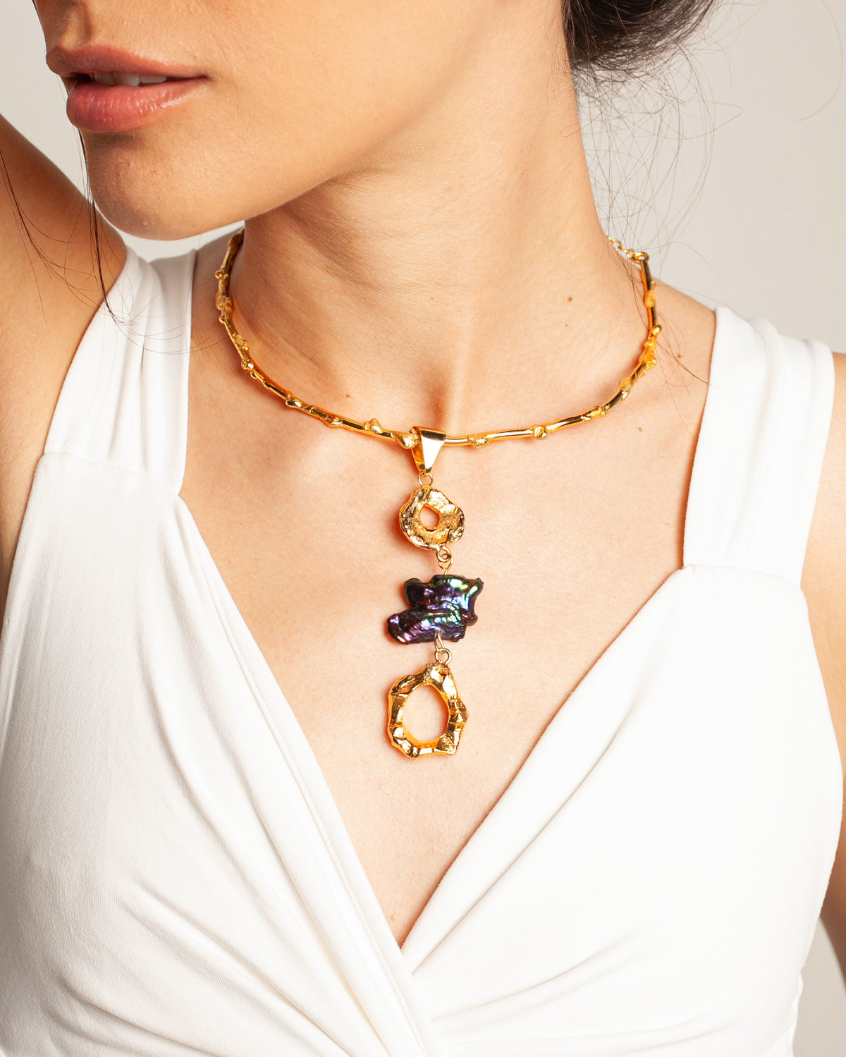 Collar Alma Noira de Ferozza, choker 2 en 1 con dije de piedra natural sobre baño de oro 24k