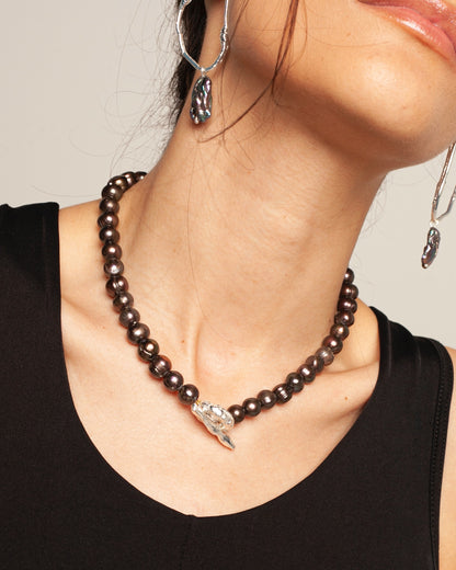 Collar Aura de Ferozza, de perlas naturales oscuras con broche bañado en oro 24k que se usa adelante o atrás