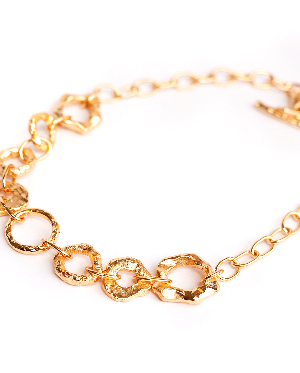 Collar Azalea de Ferozza en bronce con baño de oro 24k, de forma y textura orgánicas — vista 10